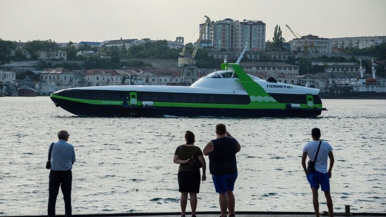 Скоростное морское пассажирское судно на подводных крыльях «Комета 120М» выполняет первый рейс по маршруту между Севастополем и Ялтой