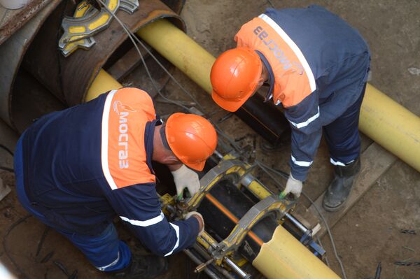 Рабочие Мосгаза укладывают новый газопровод Рабочие Мосгаза укладывают новый газопровод