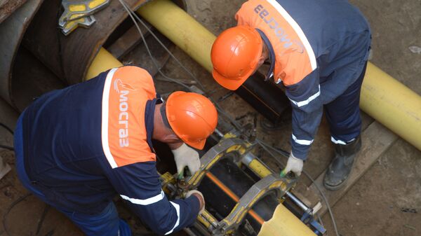 Рабочие Мосгаза укладывают новый газопровод