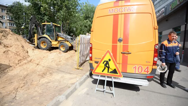 Специалисты Мосгаз на работах по замене газопровода