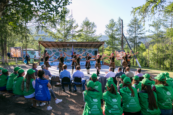 Культурная программа летнего лагеря предусматривает проведение концертов, мастер-классов, командных игр, экскурсий и конкурсов