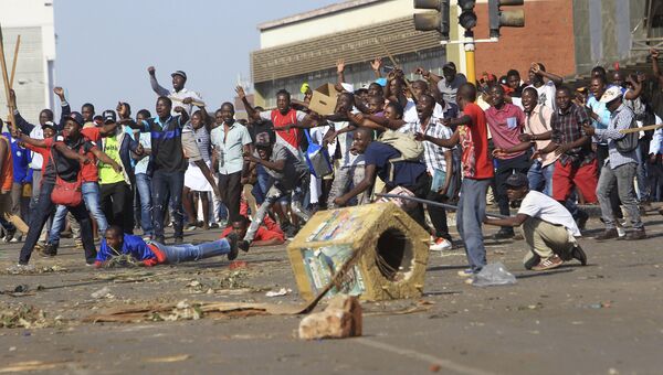 Участники протеста в Хараре в Зимбабве. 1 августа 2018