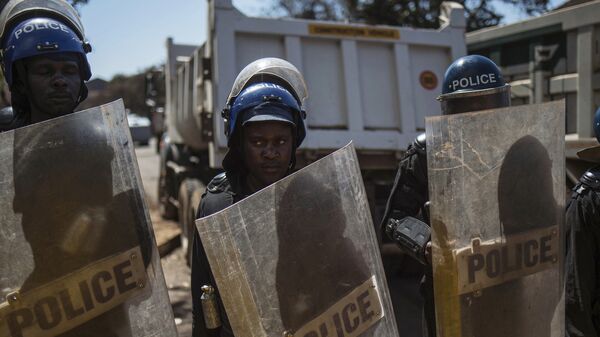 Полиция во время протеста в Хараре в Зимбабве. 1 августа 2018