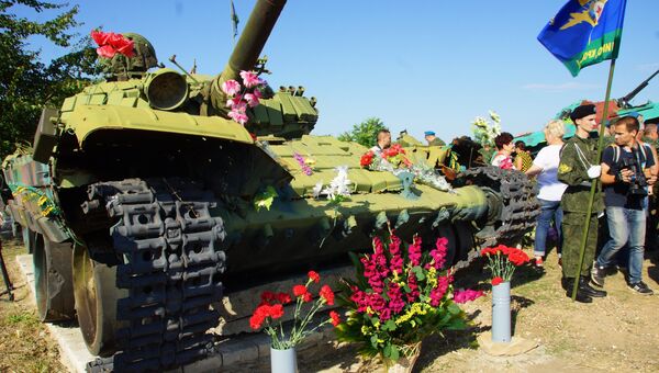 Мемориал с цветами во время праздничных мероприятий ко Дню Воздушно-десантны войск на Украине. Архивное фото