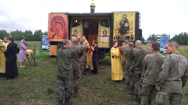Богослужение в полевом лагере под Рязанью совершает протоиерей Михаил Васильев. Июль 2018
