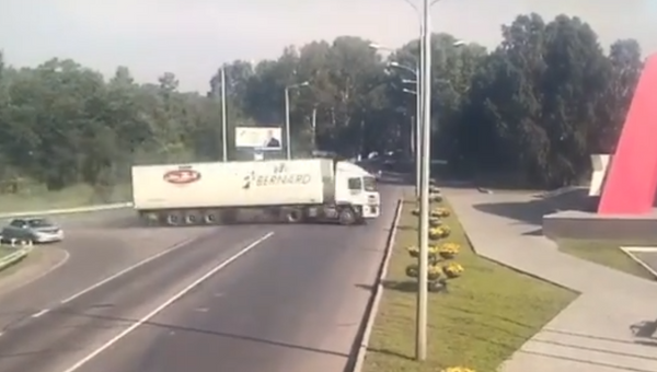 В Сети появилось видео ДТП с грузовиком, протаранившим стелу в Новокузнецке