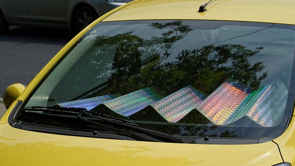 Солнцезащитный экран под лобовым стеклом автомобиля