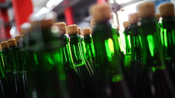 Цех розлива на московском заводе шампанских вин. Архивное фото