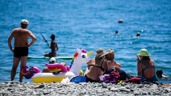 Туристы отдыхают на пляже в Сочи