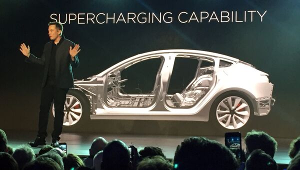 Инженер, предприниматель, изобретатель и инвестор Илон Маск во время презентации автомобиля Tesla Model 3. 31 марта 2016