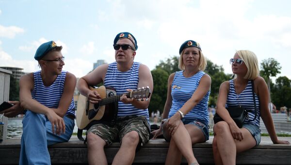 Участники празднования дня ВДВ в Парке Горького в Москве. Архивное фото