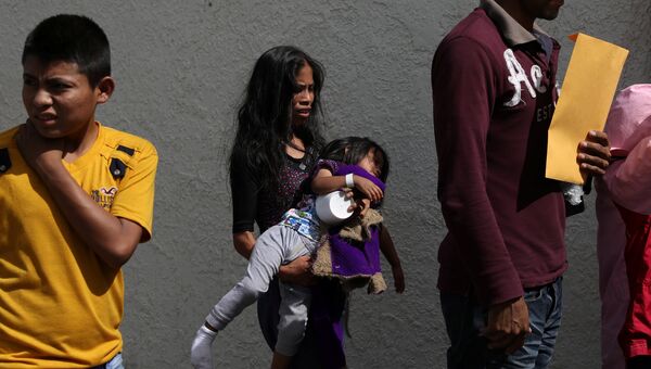 Женщина из Гватемалы со своим ребенком по дороге в иммиграционный центр в Макаллене, штат Техас, США. Архивное фото