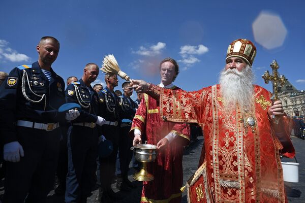 Военнослужащие и священнослужители во время крестного хода в день памяти святого пророка Илии на Красной площади в Москве