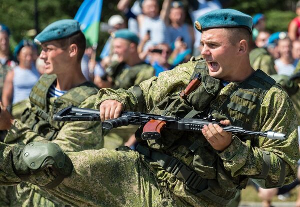Служащие Воздушно-десантных войск в Парке культуры и отдыха имени Юрия Гагарина в Симферополе