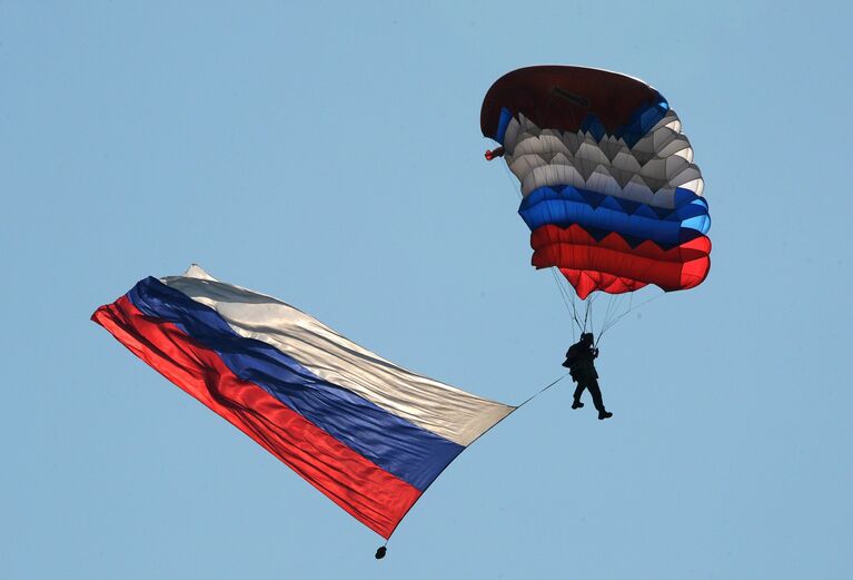 Военнослужащий Воздушно-десантных войск во время показательных выступлений на праздновании Дня  ВДВ в 83-й отдельной  гвардейской  десантно-штурмовой бригаде в городе Уссурийске