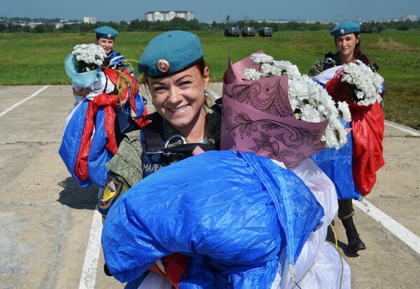 Женщины-военнослужащие Воздушно-десантных войск на праздновании Дня  ВДВ в 83-й отдельной  гвардейской  десантно-штурмовой бригаде в городе Уссурийске