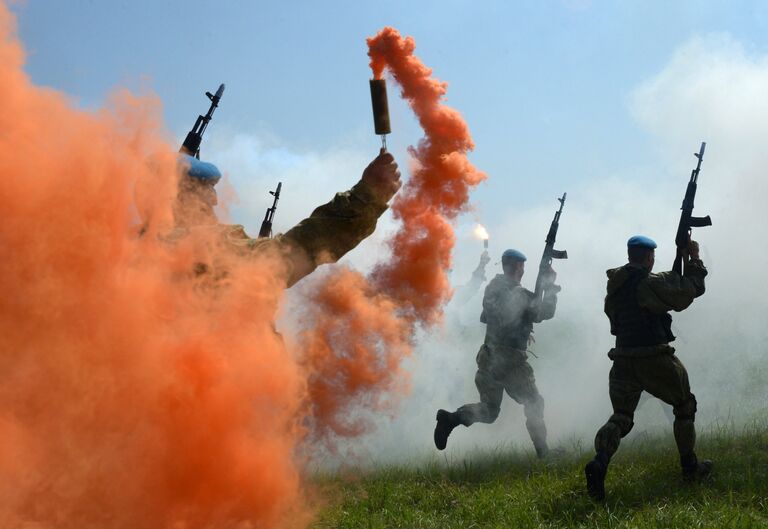 Военнослужащие Воздушно-десантных войск во время показательных выступлений на праздновании Дня  ВДВ в 83-й отдельной  гвардейской  десантно-штурмовой бригаде в городе Уссурийске