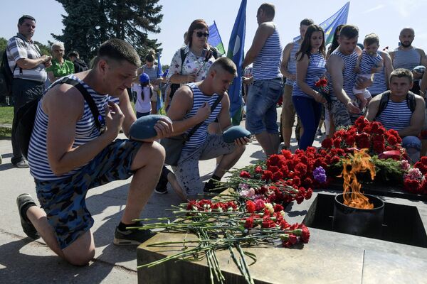 Служащие Воздушно-десантных войск возлагают цветы у Вечного огня на Марсовом поле в Санкт-Петербурге