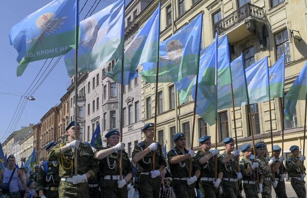 Служащие Воздушно-десантных войск во время праздничного шествия по Миллионной улице в Санкт-Петербурге
