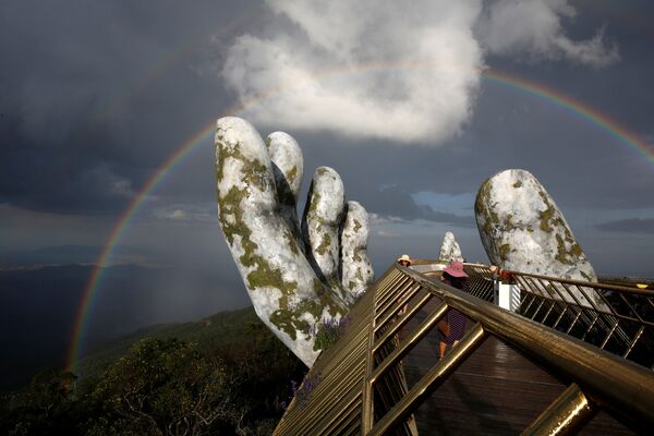 Золотой мост во Вьетнаме на фоне радуги.