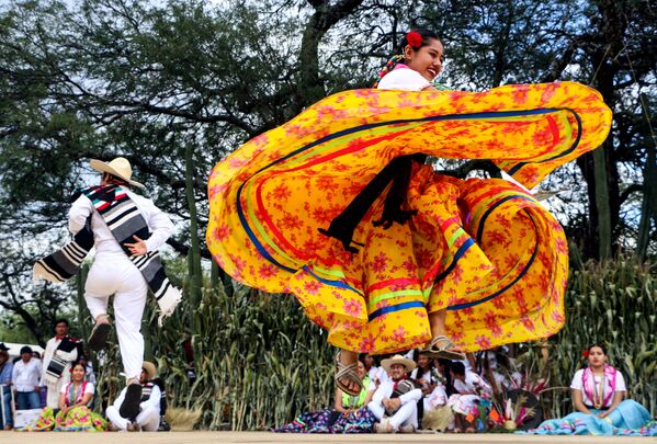 Танцоры на ежегодном фестивале La Guelaguetza в штате Оахака в Мексике.