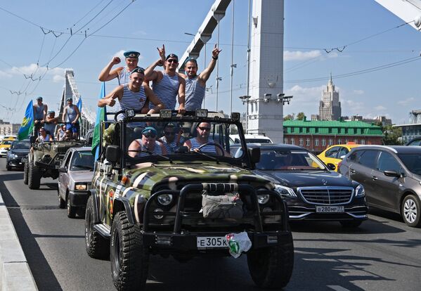 Участники празднования дня ВДВ на Крымском мосту в Москве.