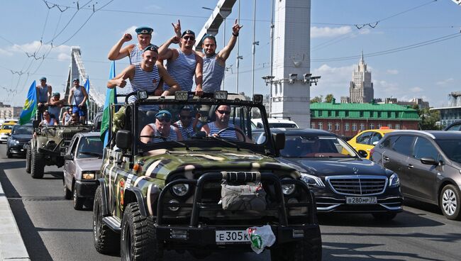 Участники празднования дня ВДВ на Крымском мосту в Москве