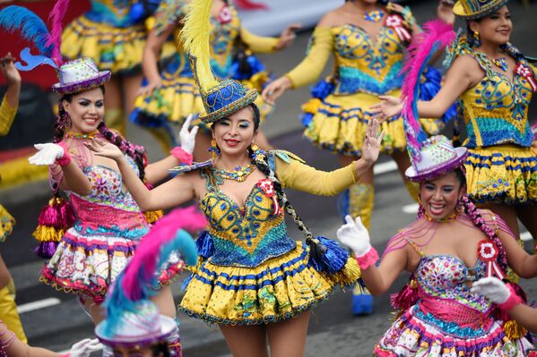 Танцоры выступают на параде в годовщину независимости Перу.