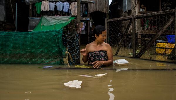 Девушка на улице во время наводнения в Мьянме. Архивное фото