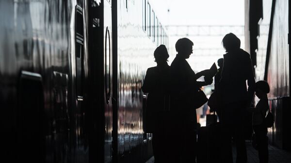 Пассажиры на перроне перед отправлением поезда. Архивное фото