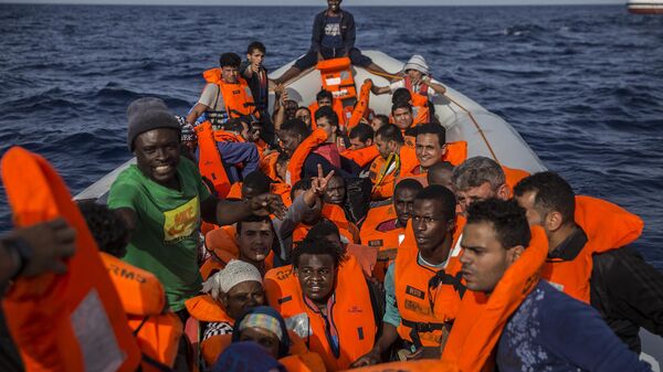 Лодка с мигрантами недалеко от берегов Ливии 