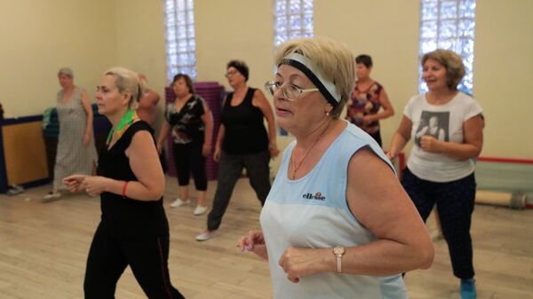 Пожилые люди во время занятий в фитнес-клубе Витязь Sight в Москве