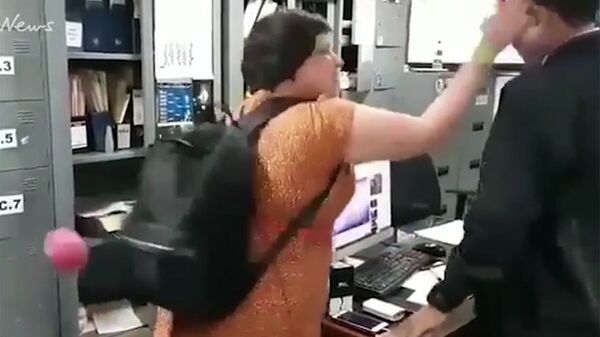 Британская туристка бьет офицера иммиграционной службы по лицу в аэропорту Бали