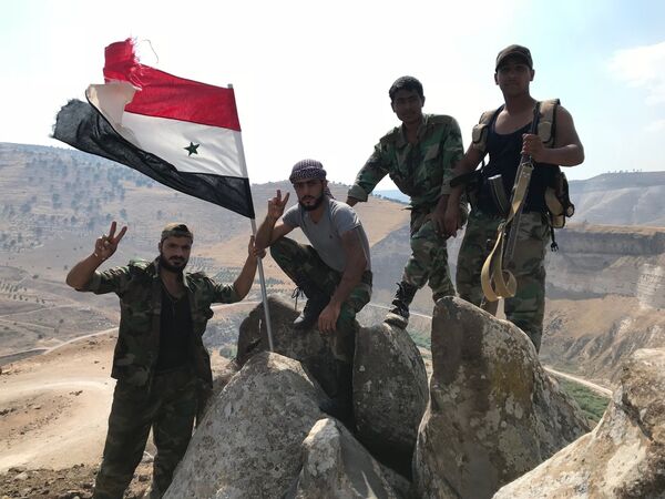 Сирийские военные водрузили государственный флаг на крайней точке территории страны на юго-западе провинции Дераа на границе с Иорданией