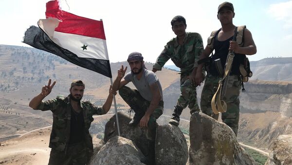 Сирийские военные водрузили государственный флаг на крайней точки территории страны на юго-западе провинции Дераа на границе с Иорданией