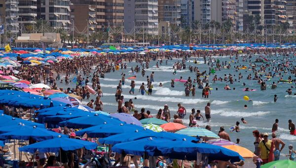 Люди на пляже в городе Бенидорм, Испания. 2 августа 2018 года