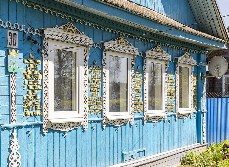 Наличники дома в селе Есеновичи Тверской области Наличники дома в селе Есеновичи Тверской области