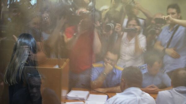 Одна из сестер Хачатурян, обвиняемых в убийстве своего отца, Михаила Хачатуряна, в зале Останкинского суда Москвы во время избрания меры пресечения. Архивное фото
