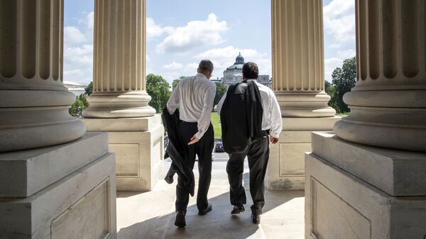 Конгрессмены покидают здание Капитолия в Вашингтоне после окончания голосования в Палате представителей