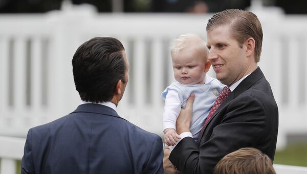 Эрик Трамп с сыном Люком во время во время празднования Пасхи в Белом доме. 2 апреля 2018