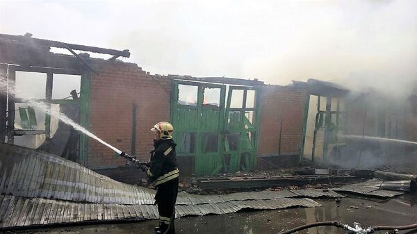 Сотрудники МЧС РФ тушат пожар в ангаре на заводе Ростсельмаш