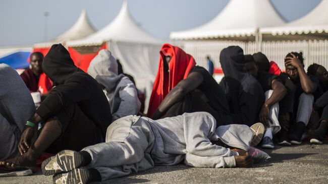 Мигранты, пересекшие Гибралтарский пролив, в испанском порту Альхесирас