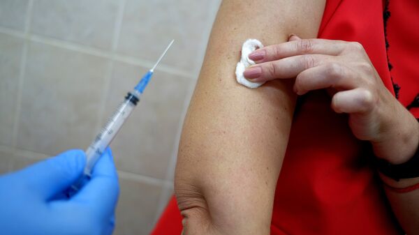 Жительница Краснодара во время вакцинации против гриппа в поликлинике