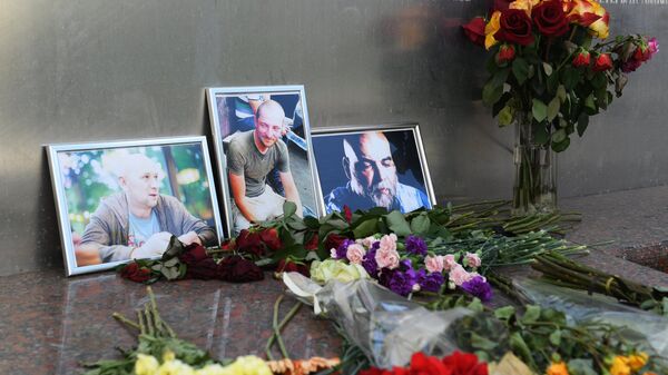 Цветы у фотографий погибших в Центральноафриканской Республике российских журналистов возле Дома журналистов в Москве