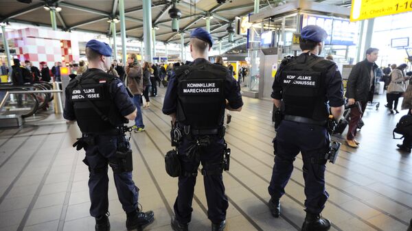 Сотрудники правоохранительных органов Нидерландов в аэропорту Схипхол в Амстердаме