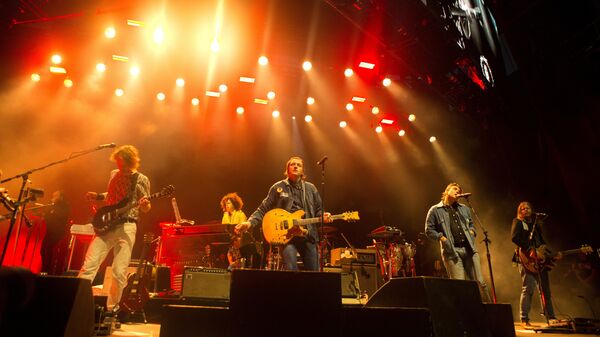 Группа Arcade Fire во время выступления в рамках тура Everything Now Continued Tour в Филадельфии 