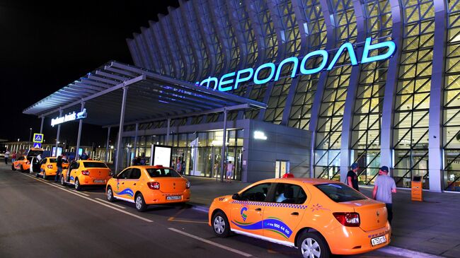 Такси у здания терминала Крымская волна международного аэропорта Симферополь. Архивное фото