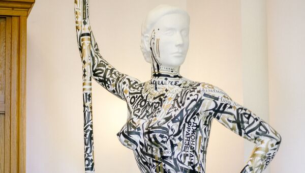 Художник Покрас Лампас нанес каллиграфити на 3D-модель Девушка с веслом