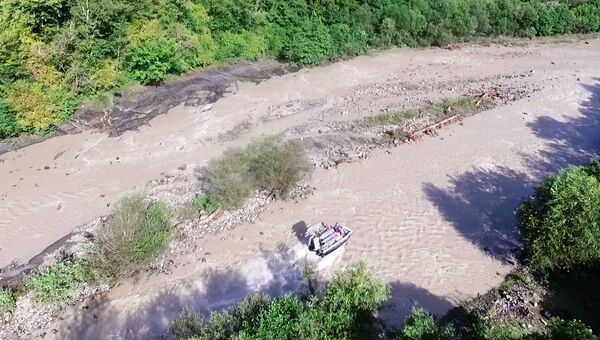 Сотрудники МЧС во время поисково-спасательной операции на реке Сочи в Краснодарском крае. 4 августа 2018