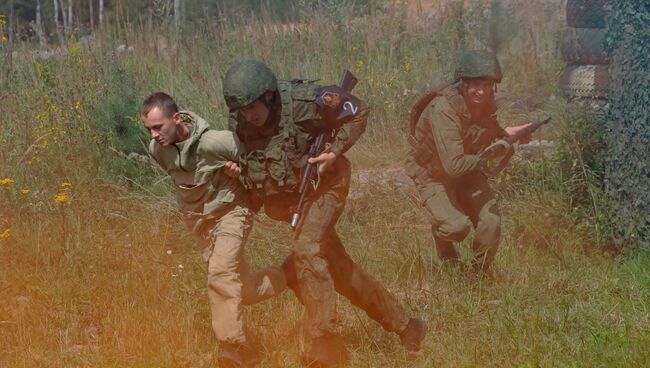 Военнослужащие на этапе «Гонка патрульного наряда» конкурса «Страж порядка» на подмосковном полигоне Алабино.